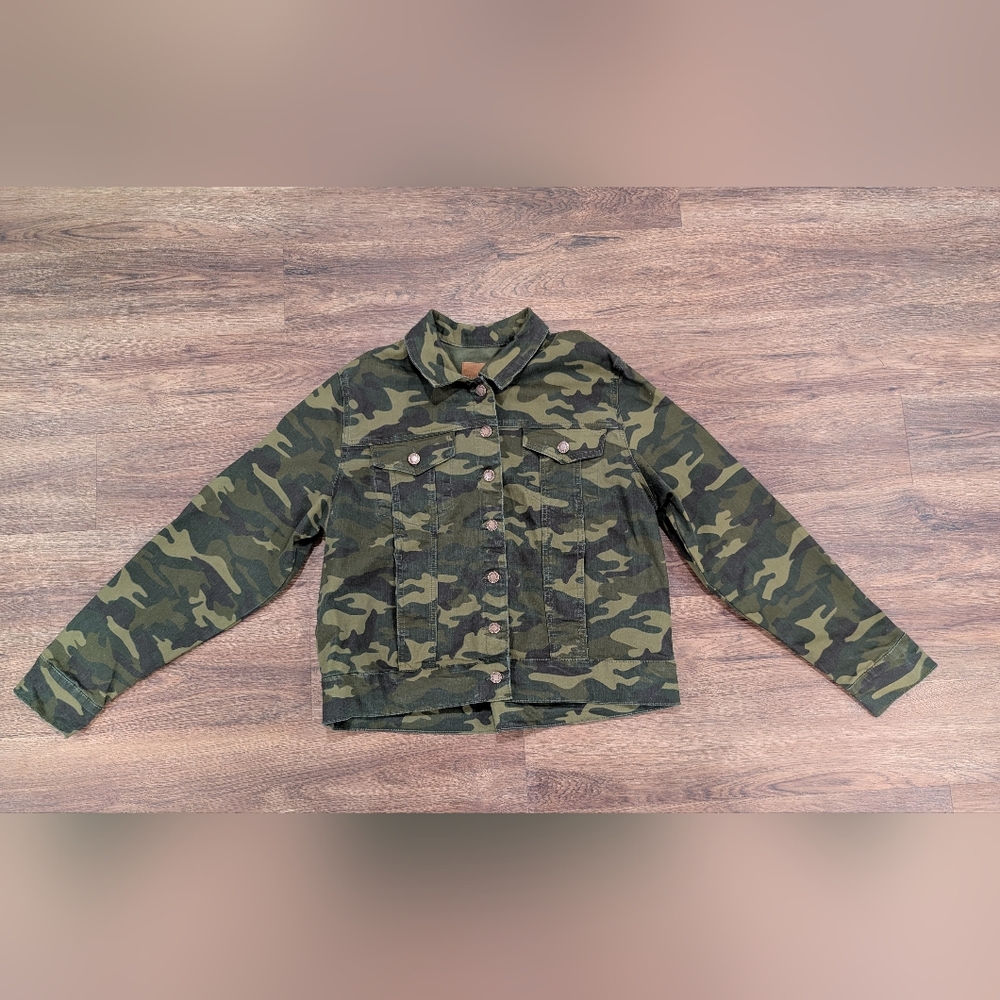 Judy blue green camo jean jacket in women's size 1XL